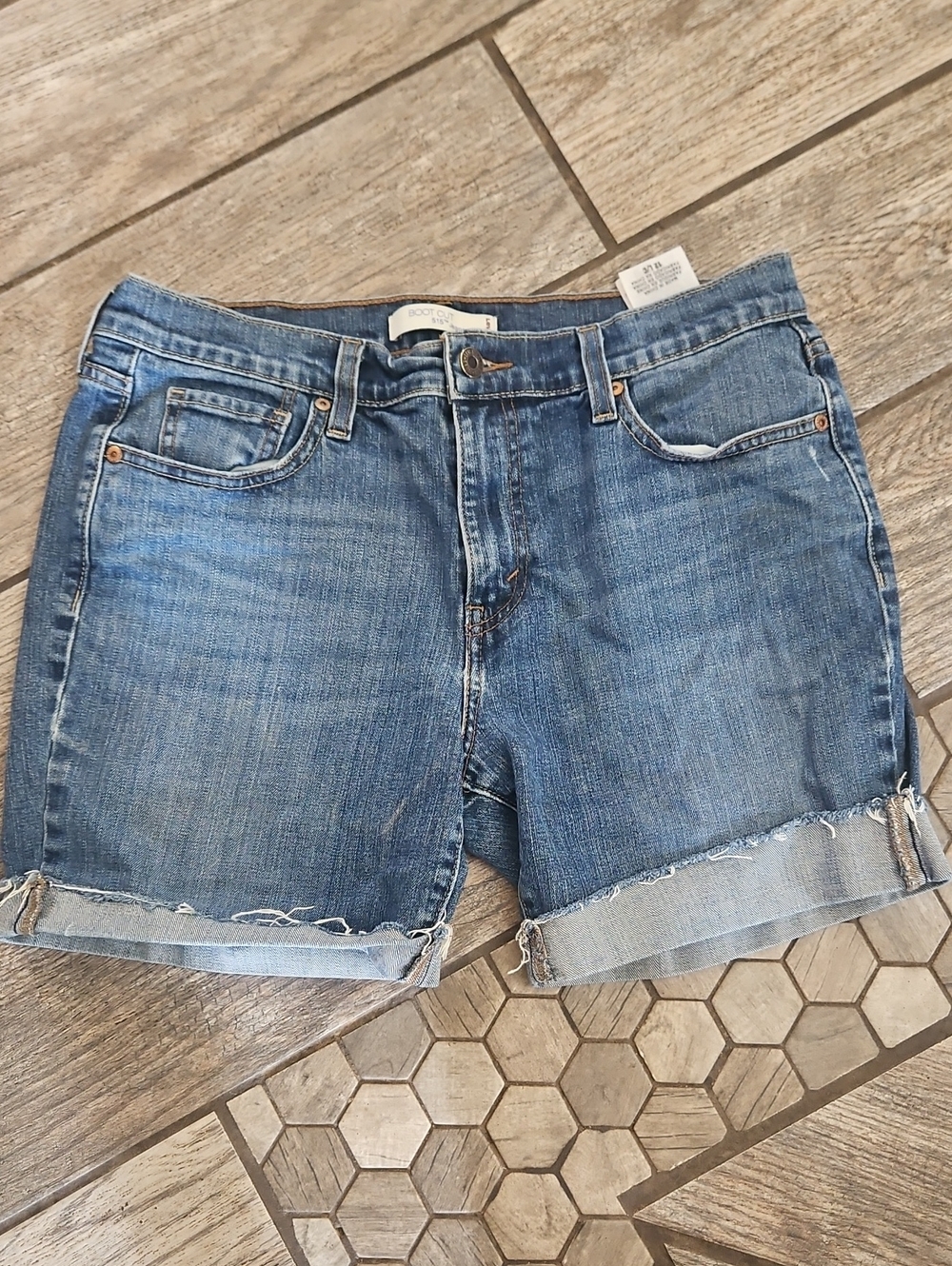 Levi's Women's Medium Blue Denim Rolled-Hem Shorts Size 12 - Picture 3 of 5